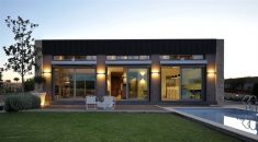 Thiva House Modern urban Home Exterior Design With Garden Area