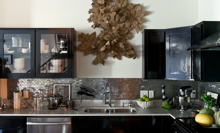 Modern-kitchen-with-finger-tip-size-disco-glass-tiles-back-splash