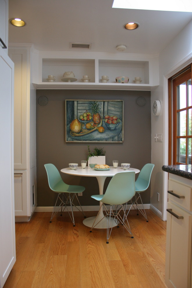 Eclectic-Kitchen-Idea-With-Blue-Plastic-Dining-Chairs