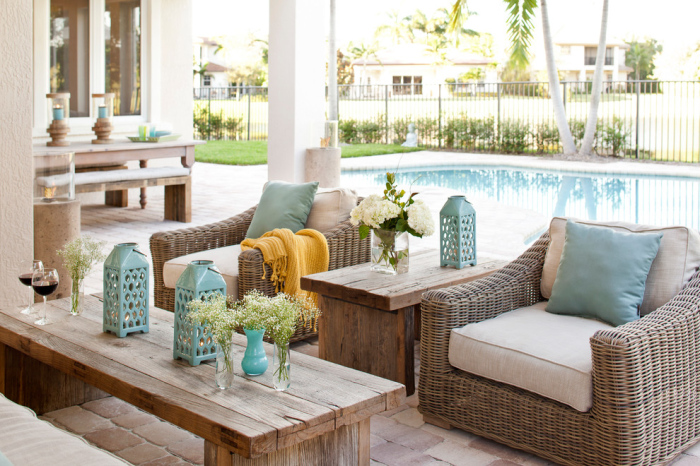 The cushions and decors on the table matches with the colour of the pool
