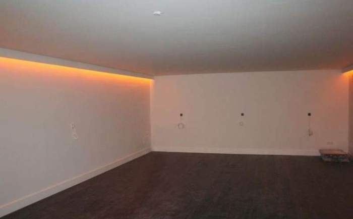 White-Empty-Room-With-Light-Reflection