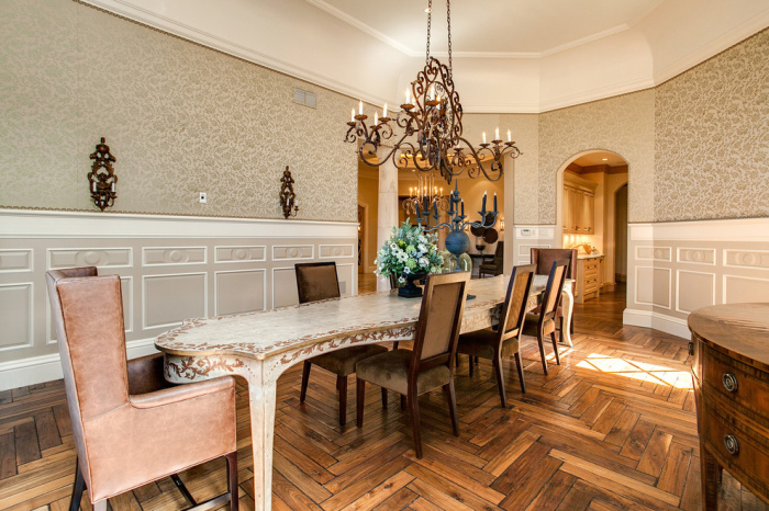 Traditional-Dining-Room-with-one-box-like-and-other-velvet-dining-chairs