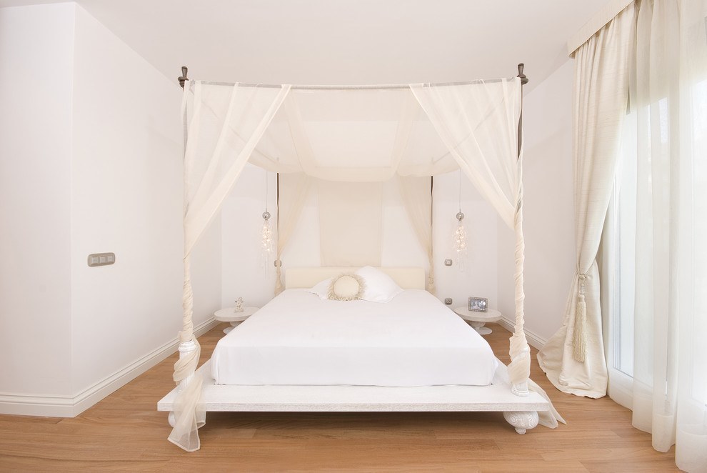  Four poster bed with drapes